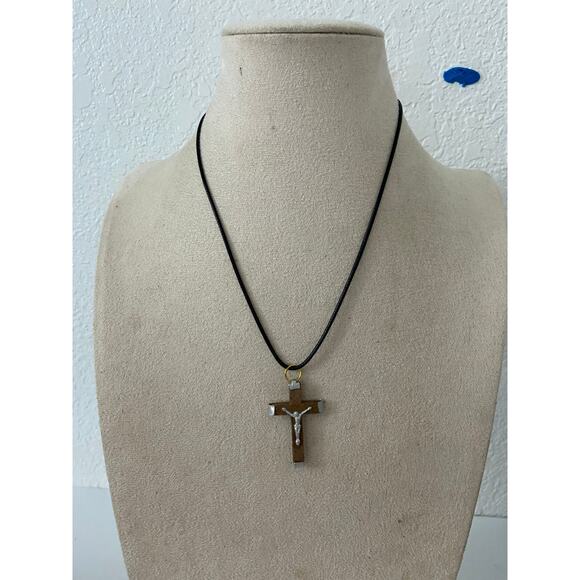 Wood cross necklace - Picture 1 of 3